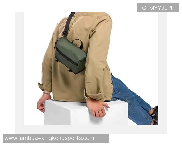 足球运动员下大巴时手包引发的时尚潮流与个人风格展示